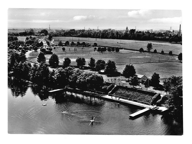 Am Sennfelder See. Badesteg an der SKF-Erholungsanlage um 1957.
