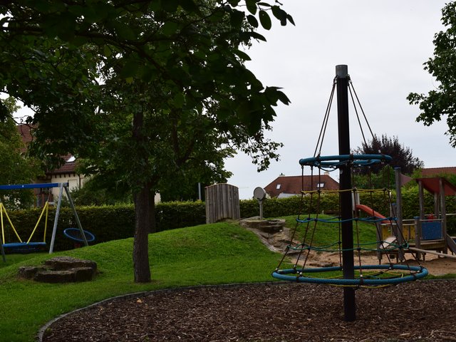 Spielplatz mit Klettergerüst und Sandgrube