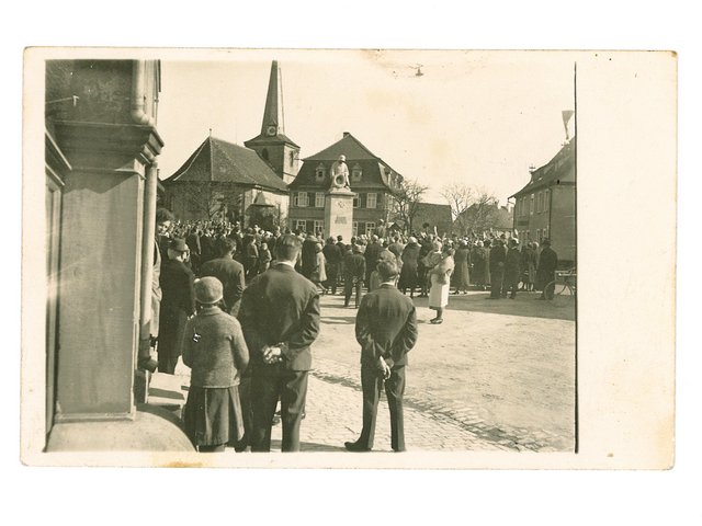 Enthüllung des Kriegerdenkmals für die Gefallenen des Ersten Weltkriegs am 16. Mai 1926. Wegen Geldmangels hatte sich das Errichten des Denkmals verzögert. Am 31. März 1944 wurde das Denkmal bei einem Bombenangriff stark beschädigt und musste entfernt werden. Es wurde nicht wiederaufgebaut.