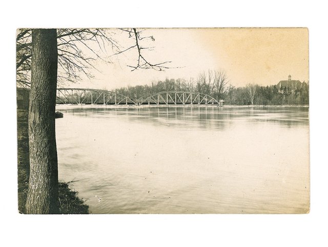 Die Ludwigsbrücke während der Hochwasserkatastrophe vom 6. Februar 1909. Zeitzeugen erzählen, man konnte von der Brücke aus mit der Hand ins Wasser langen!