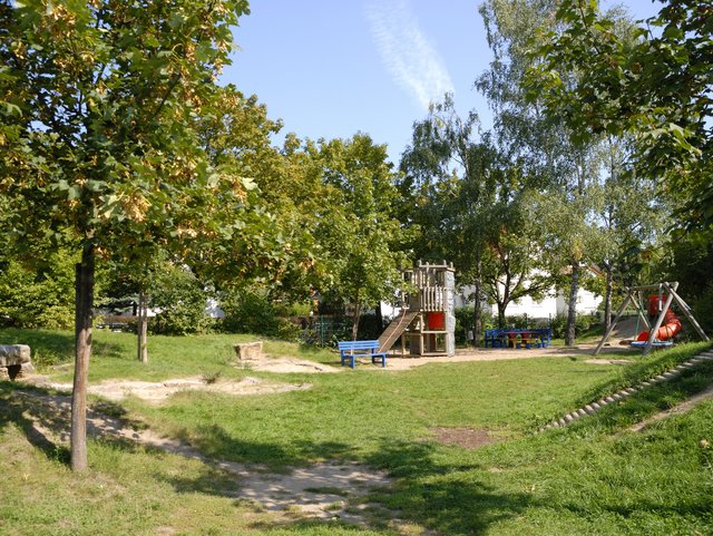 Spielplatz Dachsgrube im Grünen mit Rutsche