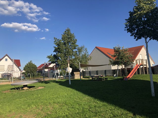 Spielplatz mit Klettergerüst und Rutsche