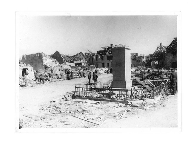 Kriegerdenkmal - nach Luftangriff 31.03.1944