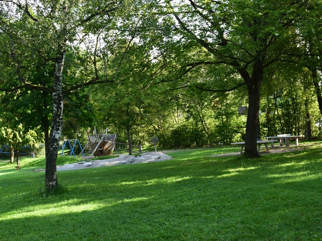 Spielplatz im Grünen mit Sandgrube