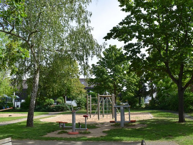 Spielplatz im Grünen mit Klettergerüst