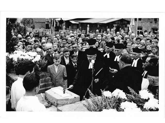 Grundsteinlegung der Evangelischen Kirche am 18. Oktober 1953 mit Pfarrer Horkel. 