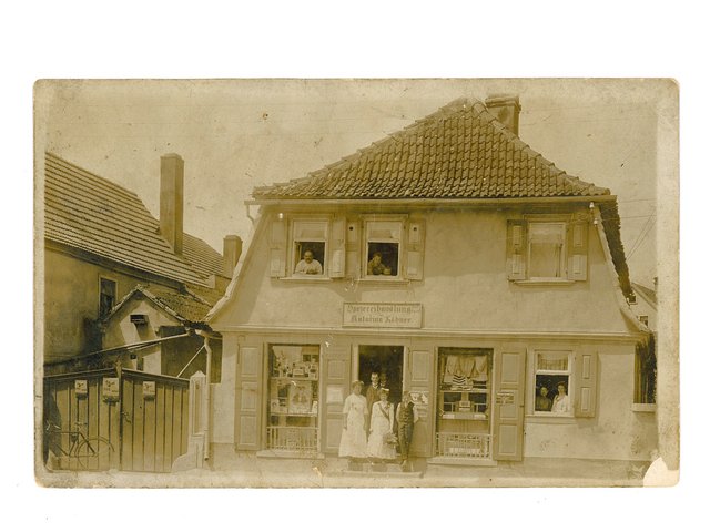 Spezereihandlung Katarina Röhner, später Simon Rieß. Aufnahme ca. 1910.