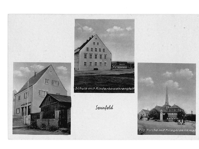 Kolonialwarenhandlung Georg Schwarz / Schule mit Kinderbewahranstalt / Evang. Kirche mit Kriegerdankmal 1914 – 18. Die Aufnahmen stammen aus der Vorkriegszeit, die Postkarte um 1955.