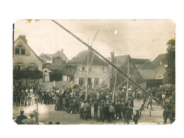 Aufstellen des Planbaums um 1920 Häuser von links: Bäckerei Kaspar Bandorf, Kaufladen Simon Rieß, Kaufladen Johann Georg Pfister